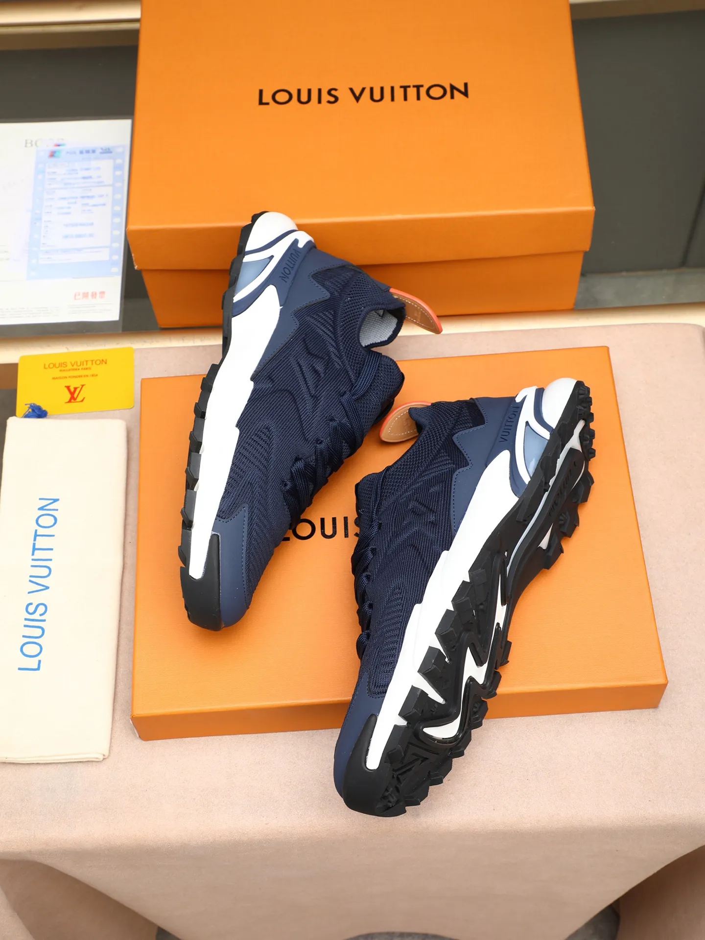 Men's Men's Shoes 💰580 LV Louis Vuitton L Jialu Brand Runner Tatic Series Thick Sole Casual Sports Shoes Running Shoes Original purchase, development and production This LV Runner Tatic sports shoe is blended with fly woven fabric material to interpret the inspiration of traditional mountaineering shoes. The LV letters are written on one side, the Louis Vuitton logo, and the light and wear-resistant rubber outsole completes the whole package. The delivery counter is exquisitely packaged🛍📦 ▪️Fabrics: Original imported custom fly-woven fabric ▪️Inner lining: Original custom-made breathable mesh ▪️Sole: Original open-molded anti-slip rubber combination material ▪️Sole thickness: 4CM ▪️Size: Men's 38-44 (45 custom-made)